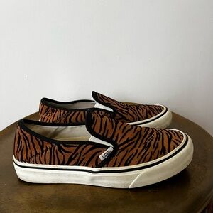 M6/W8 Vans limited edition tiger print slip ons